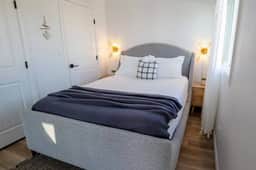 Steps to the beach! Free Parking, Outdoor Shower