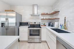 Old Town Family Stay near Trolley & Waterfront