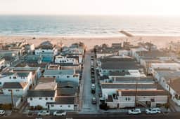 Steps from the beach! 2bd Extended Loft w/parking - Image 2