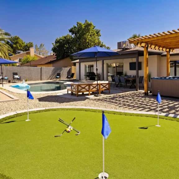 Family Home: Pool, Hot Tub & Backyard Games - Imagen 1
