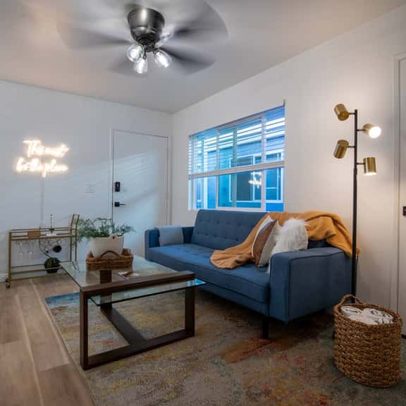 Steps from the beach! 2bd Extended Loft w/parking - Image 1
