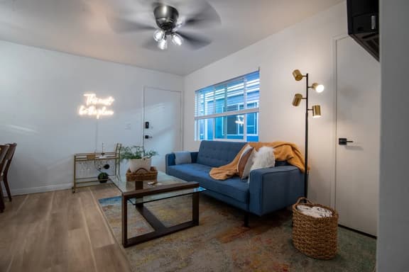 Steps from the beach! 2bd Extended Loft w/parking