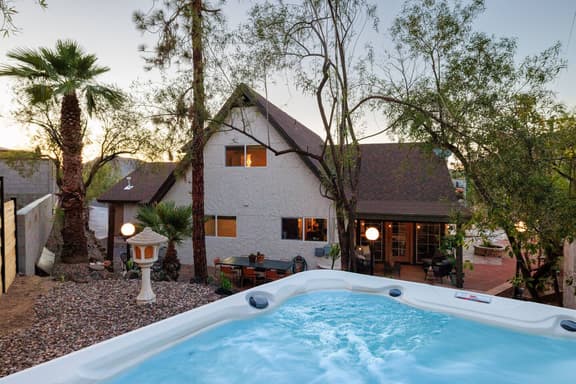 Desert Views, Hot Tub, Sauna & Cold Plunge